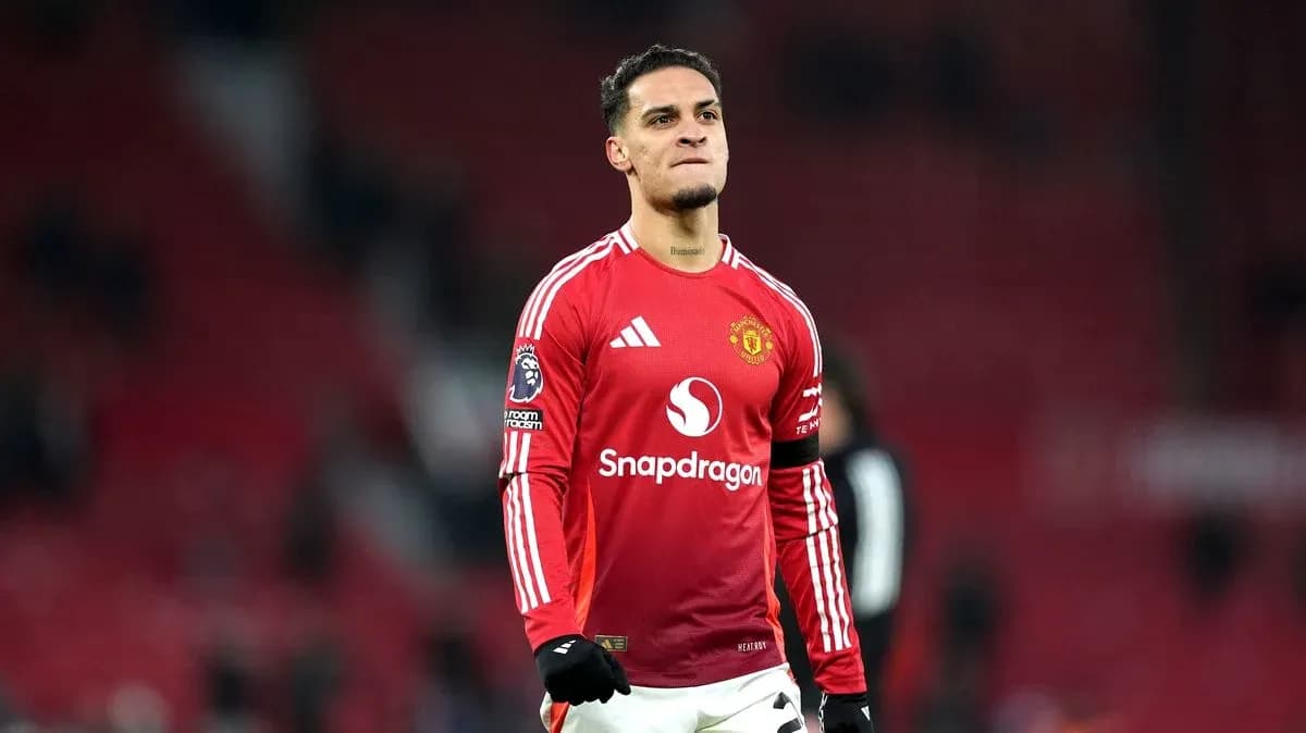 Jugador de Manchester United con camiseta roja en el campo Jugador de Manchester United con camiseta roja en el campo