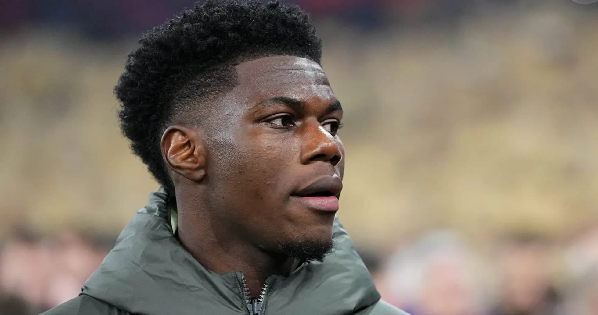 Jugador con chaqueta en el campo de juego Jugador con chaqueta en el campo de juego