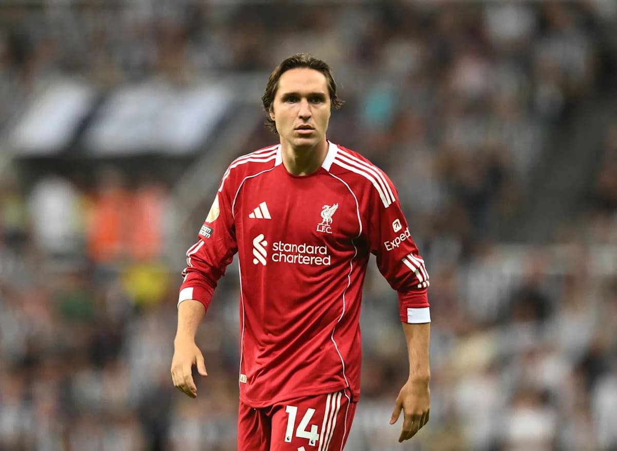 Jugador de Liverpool en camiseta roja en el campo Jugador de Liverpool en camiseta roja en el campo