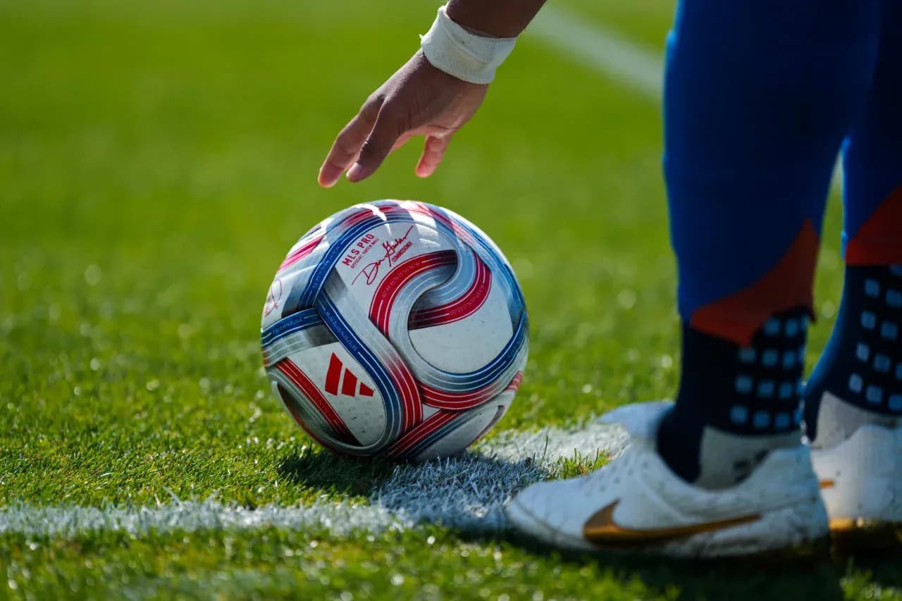 Un balón de fútbol en el campo Un balón de fútbol en el campo