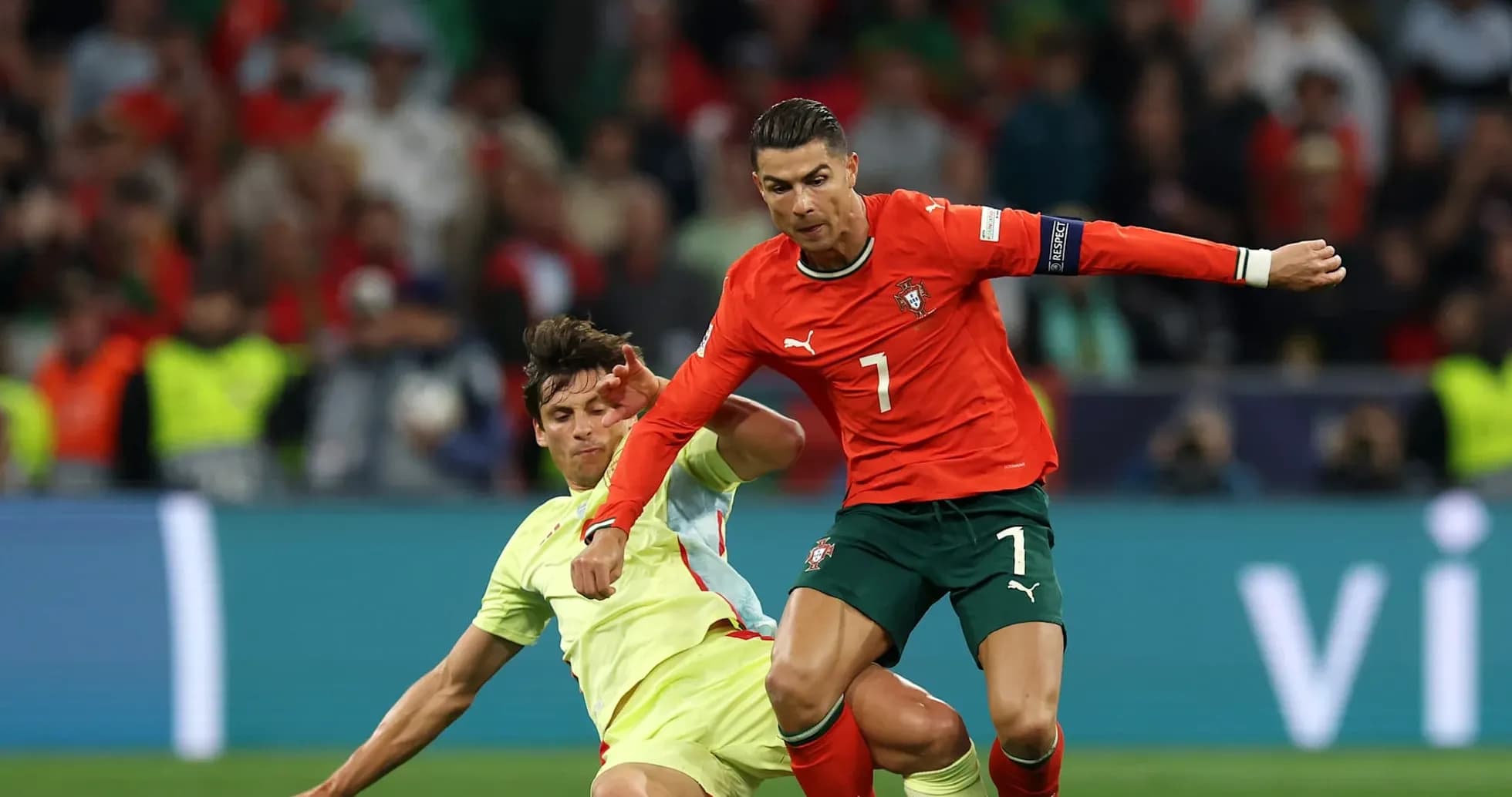 Cristiano Ronaldo superando a un jugador español Cristiano Ronaldo superando a un jugador español