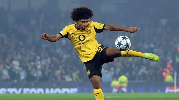 Jugador de Borussia Dortmund pateando el balón Jugador de Borussia Dortmund pateando el balón