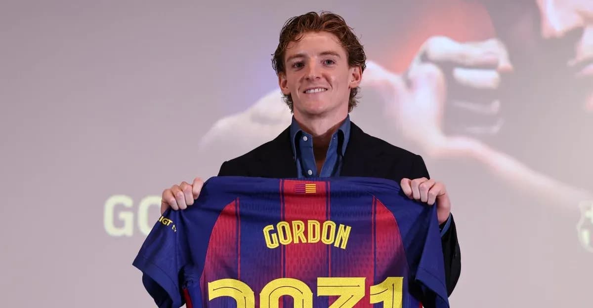 Jugador presentando camiseta de FC Barcelona en evento Jugador presentando camiseta de FC Barcelona en evento