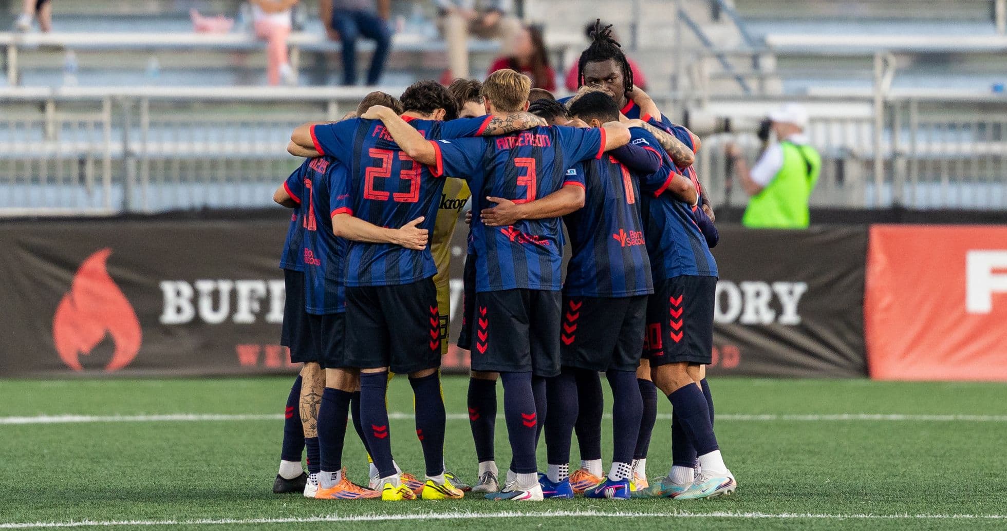 Jugadores de Loudoun United en huddle Jugadores de Loudoun United en huddle