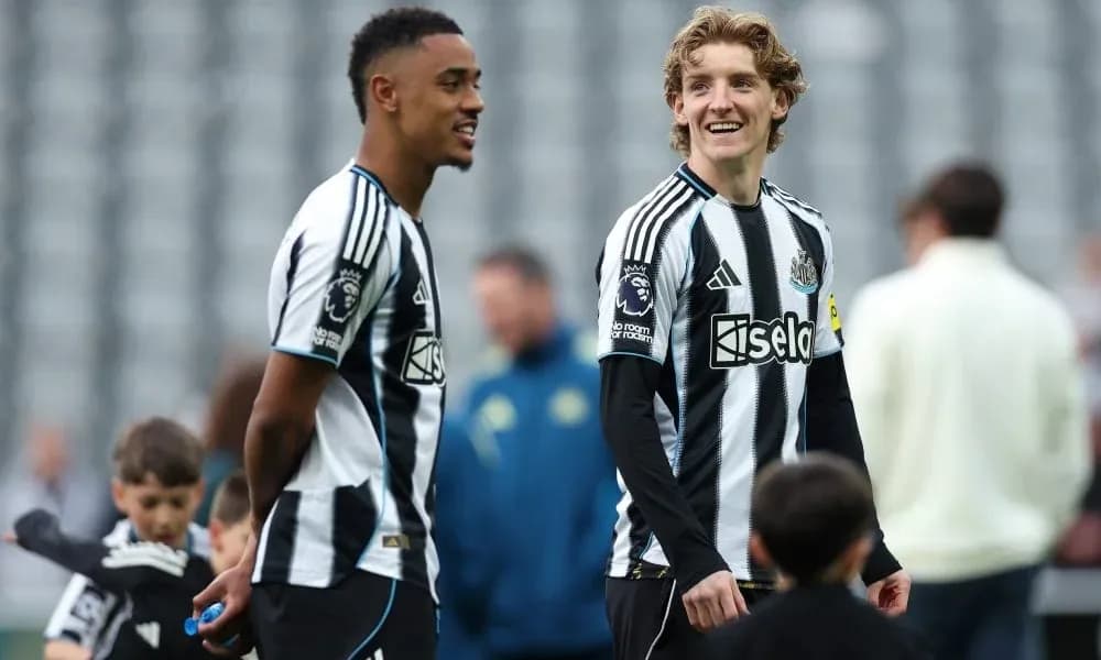 Jugadores de Newcastle interactuando en el campo Jugadores de Newcastle interactuando en el campo