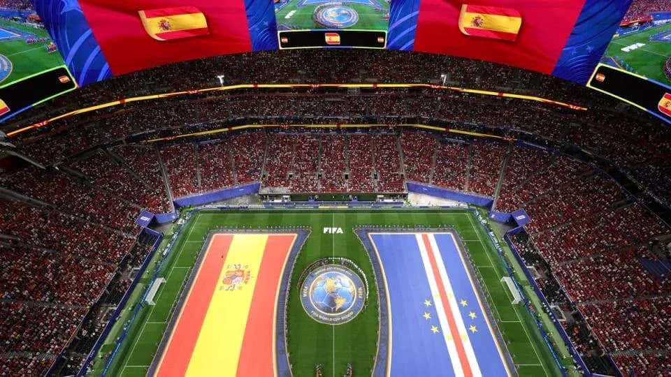 Banderas de España y Cabo Verde en estadio lleno Banderas de España y Cabo Verde en estadio lleno