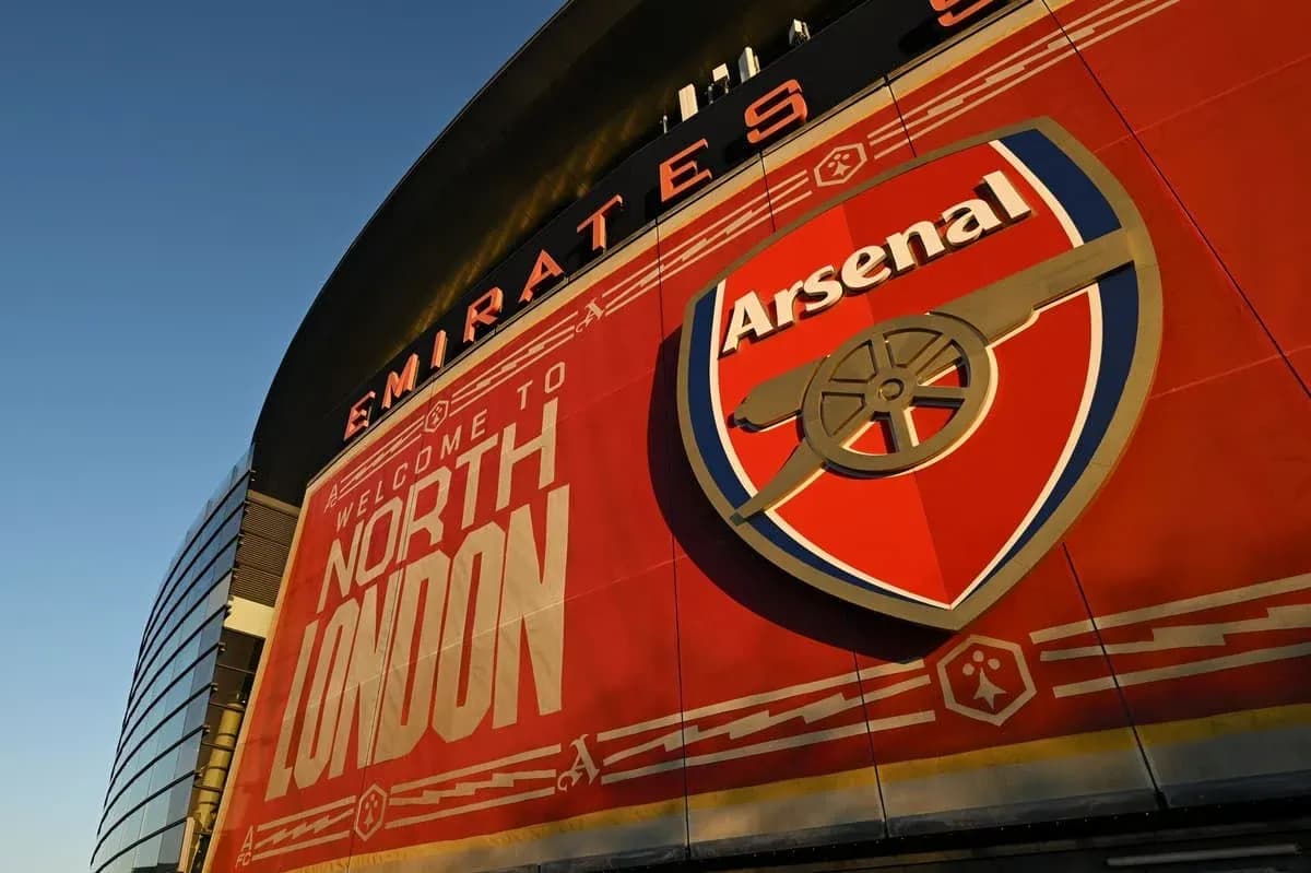 Fachada del estadio Emirates con logo del Arsenal Fachada del estadio Emirates con logo del Arsenal