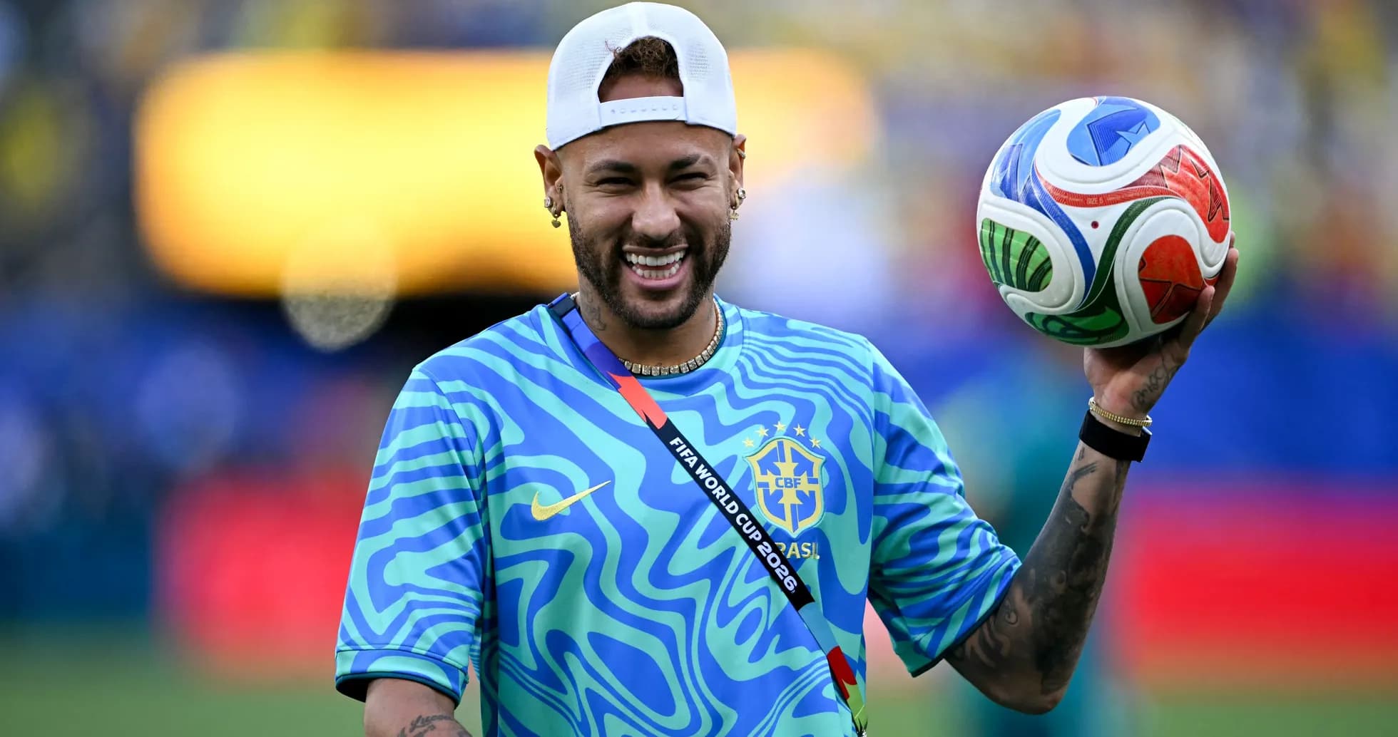 Neymar sosteniendo un balón en el campo de juego Neymar sosteniendo un balón en el campo de juego
