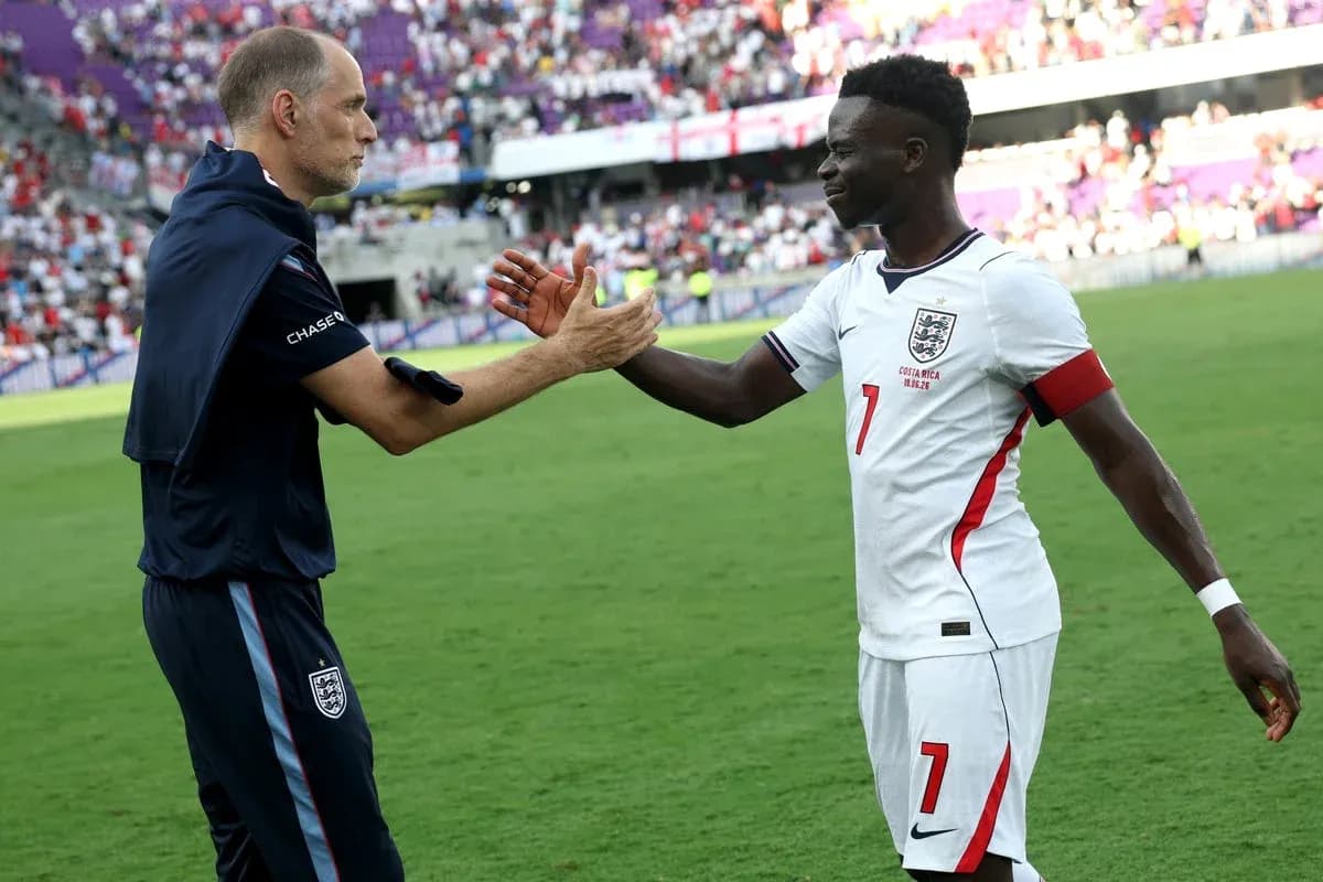 Entrenador y jugador de Inglaterra chocando las manos Entrenador y jugador de Inglaterra chocando las manos