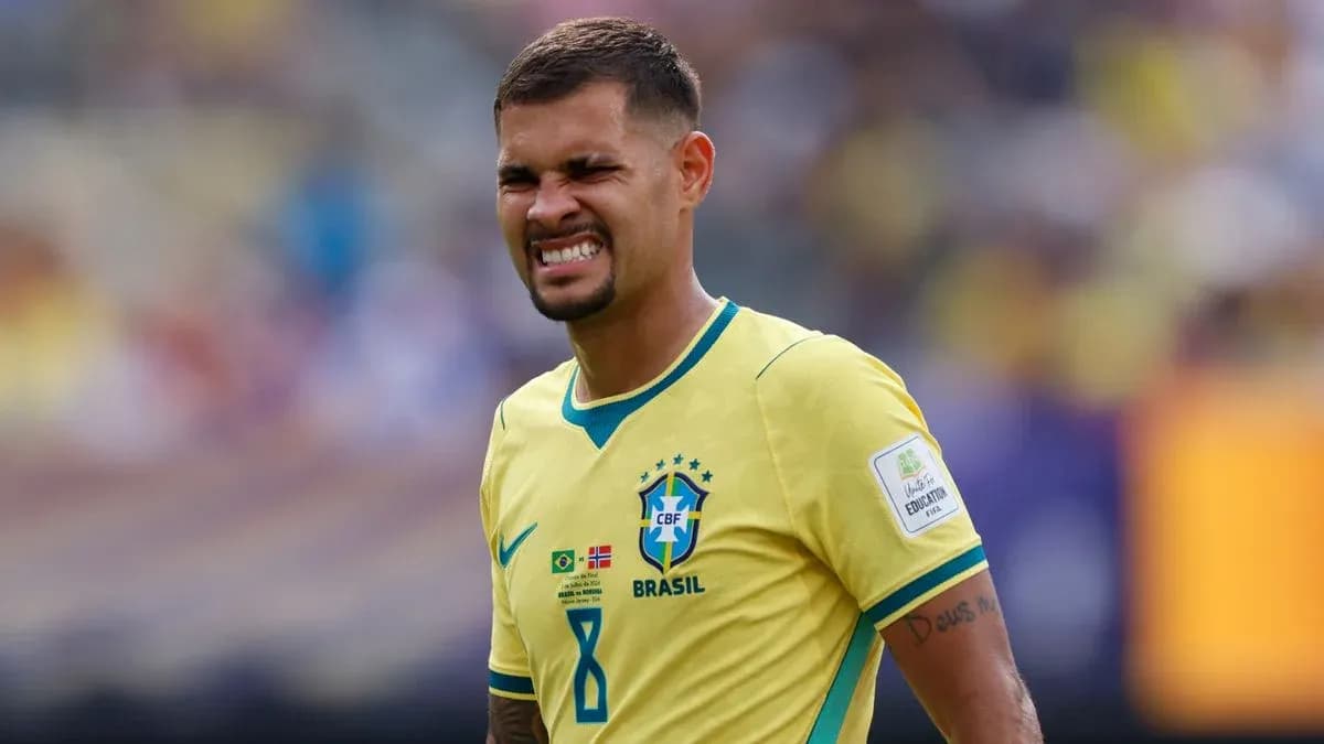 Jugador de Brasil en uniforme amarillo durante el partido Jugador de Brasil en uniforme amarillo durante el partido