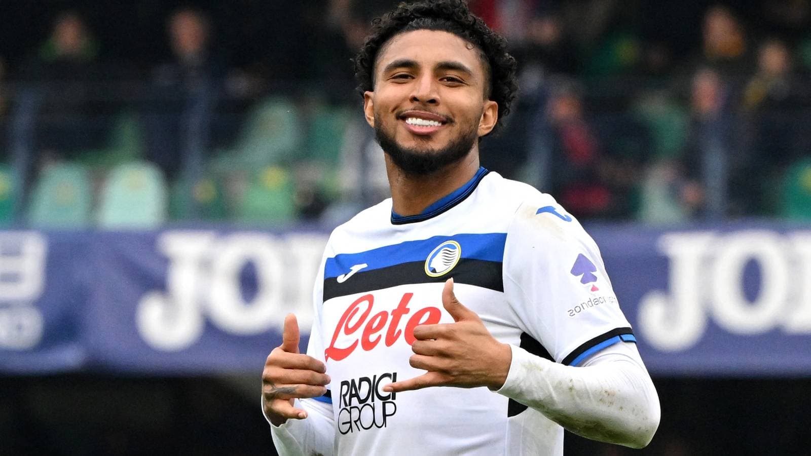 Jugador sonriendo y haciendo gestos en el campo Jugador sonriendo y haciendo gestos en el campo