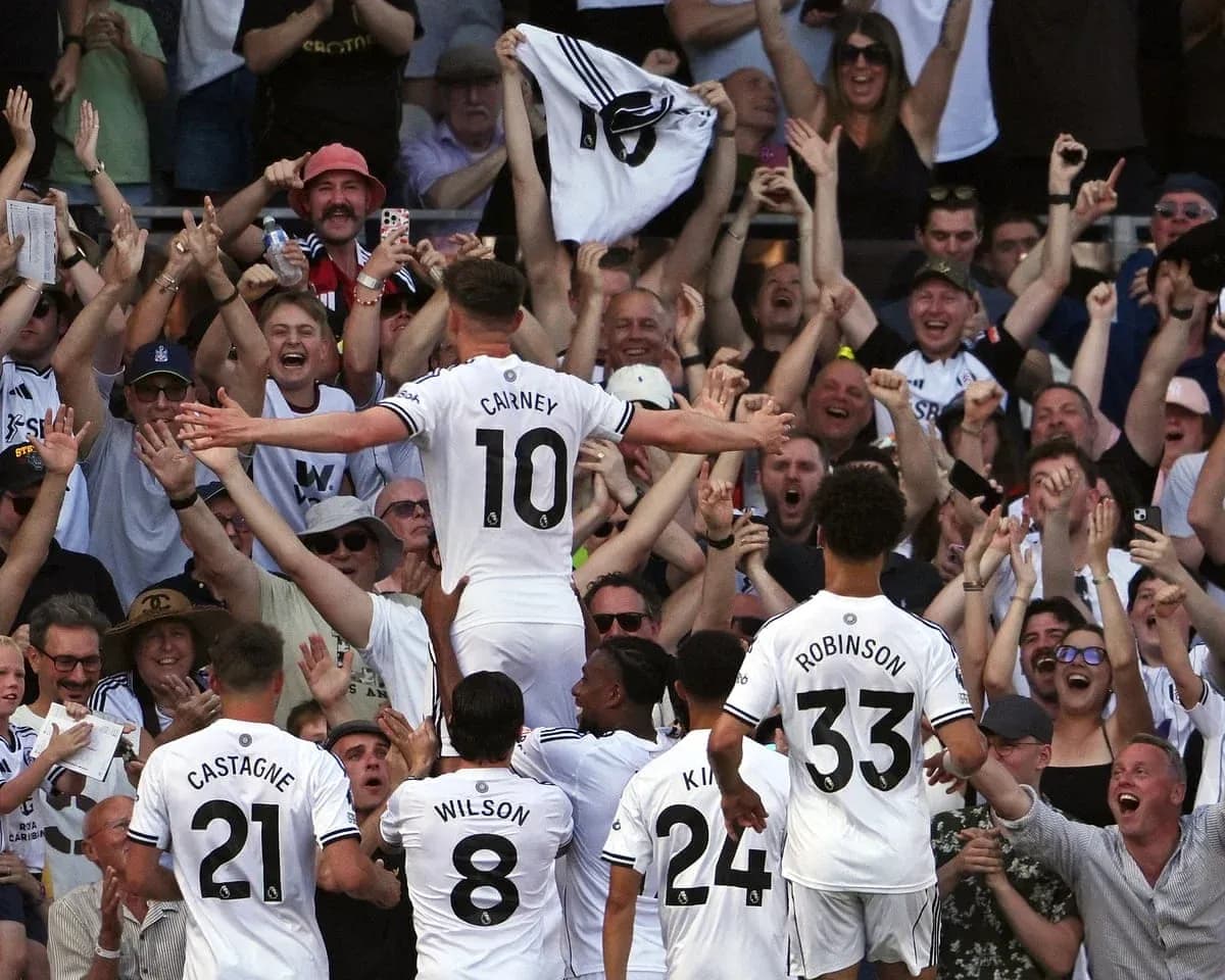 Jugadores de Fulham celebrando con la afición Jugadores de Fulham celebrando con la afición