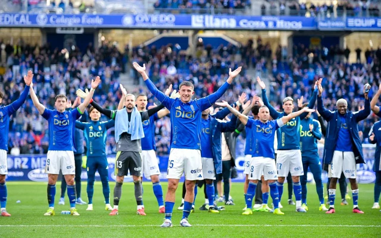 Jugadores del Oviedo celebrando con los aficionados Jugadores del Oviedo celebrando con los aficionados