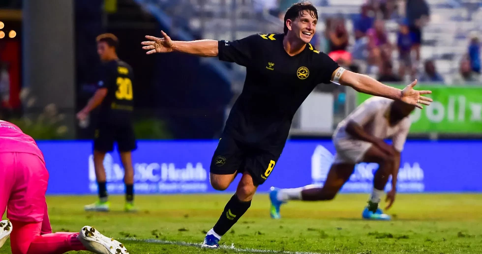Jugador celebra un gol durante el partido Jugador celebra un gol durante el partido