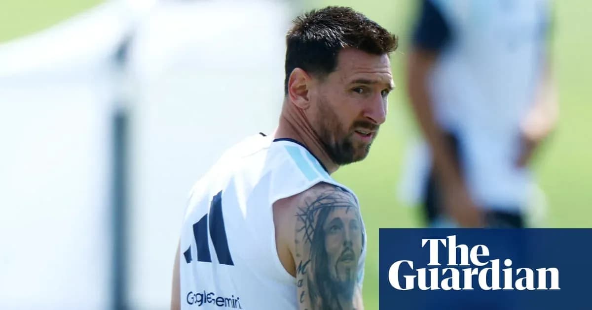 Lionel Messi entrenando con camiseta blanca y tatuaje visible Lionel Messi entrenando con camiseta blanca y tatuaje visible