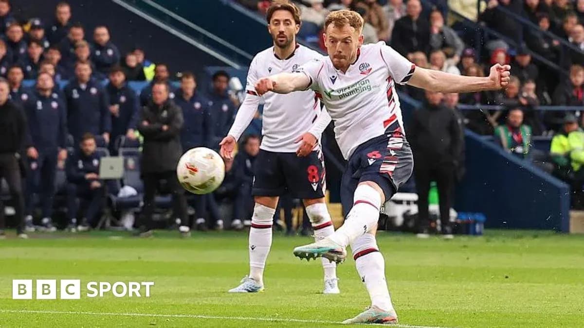 Jugador de Bolton disparando un penalti durante el partido Jugador de Bolton disparando un penalti durante el partido