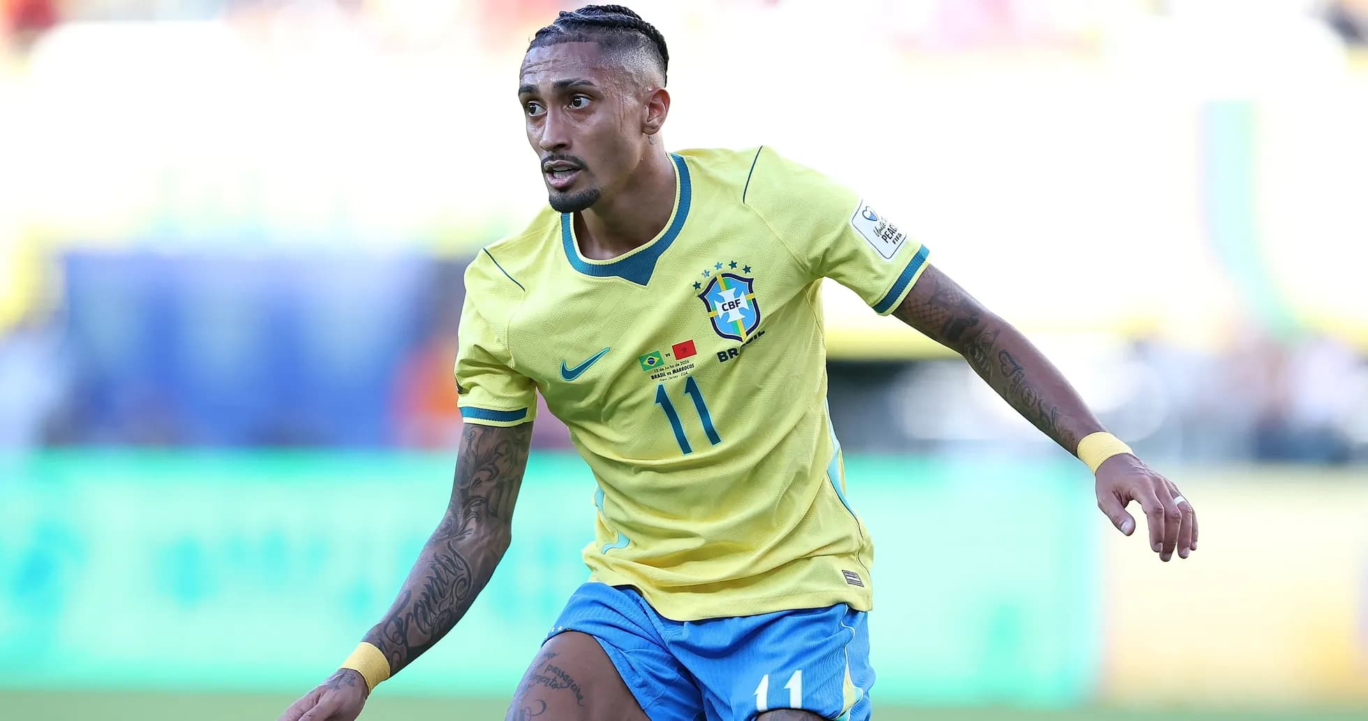 Jugador de Brasil corriendo con balón durante partido Jugador de Brasil corriendo con balón durante partido