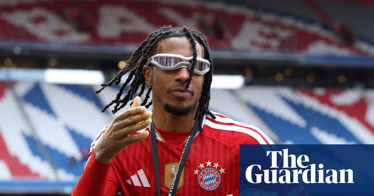 Jugador de Bayern Múnich con gafas en el estadio Jugador de Bayern Múnich con gafas en el estadio