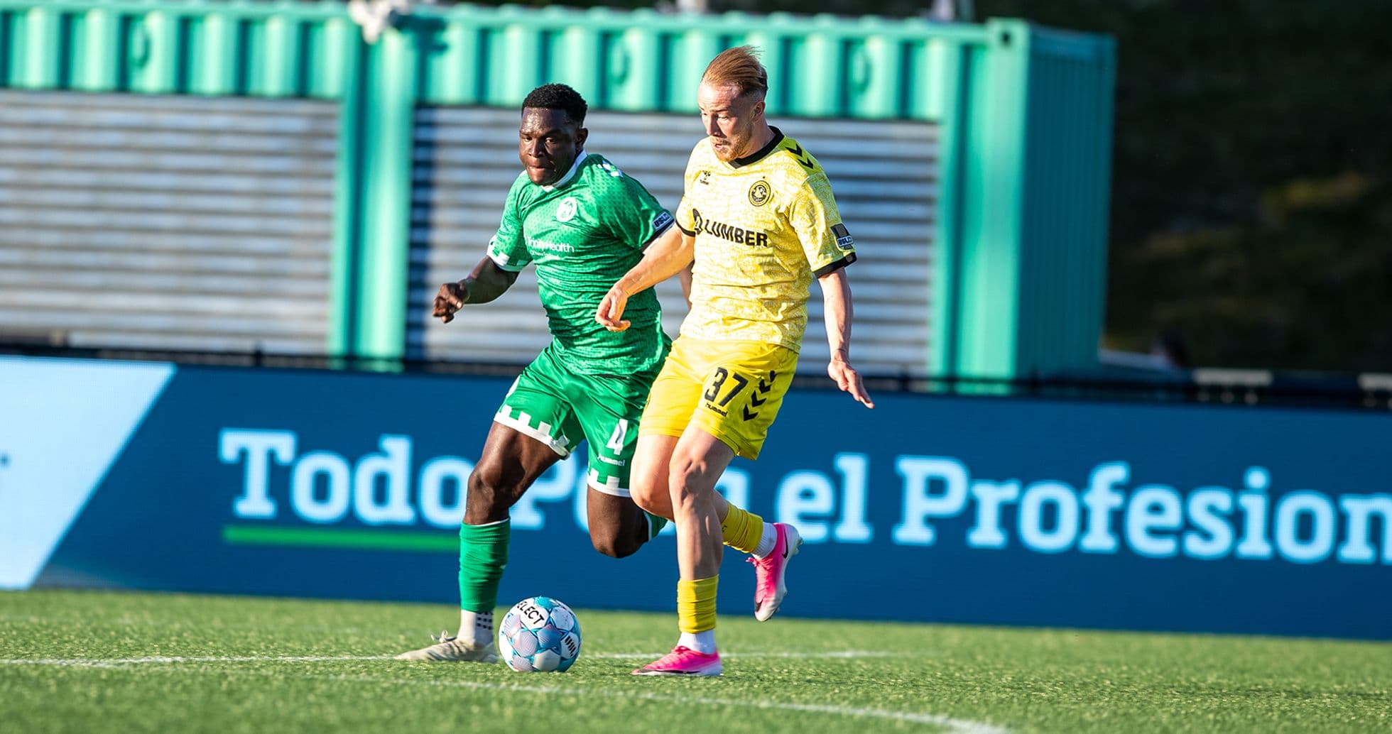 Jugador de Hartford Athletic persiguiendo el balón Jugador de Hartford Athletic persiguiendo el balón