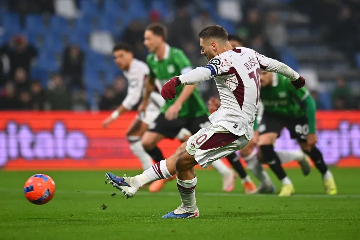 Jugador ejecutando un penalti durante el partido Jugador ejecutando un penalti durante el partido