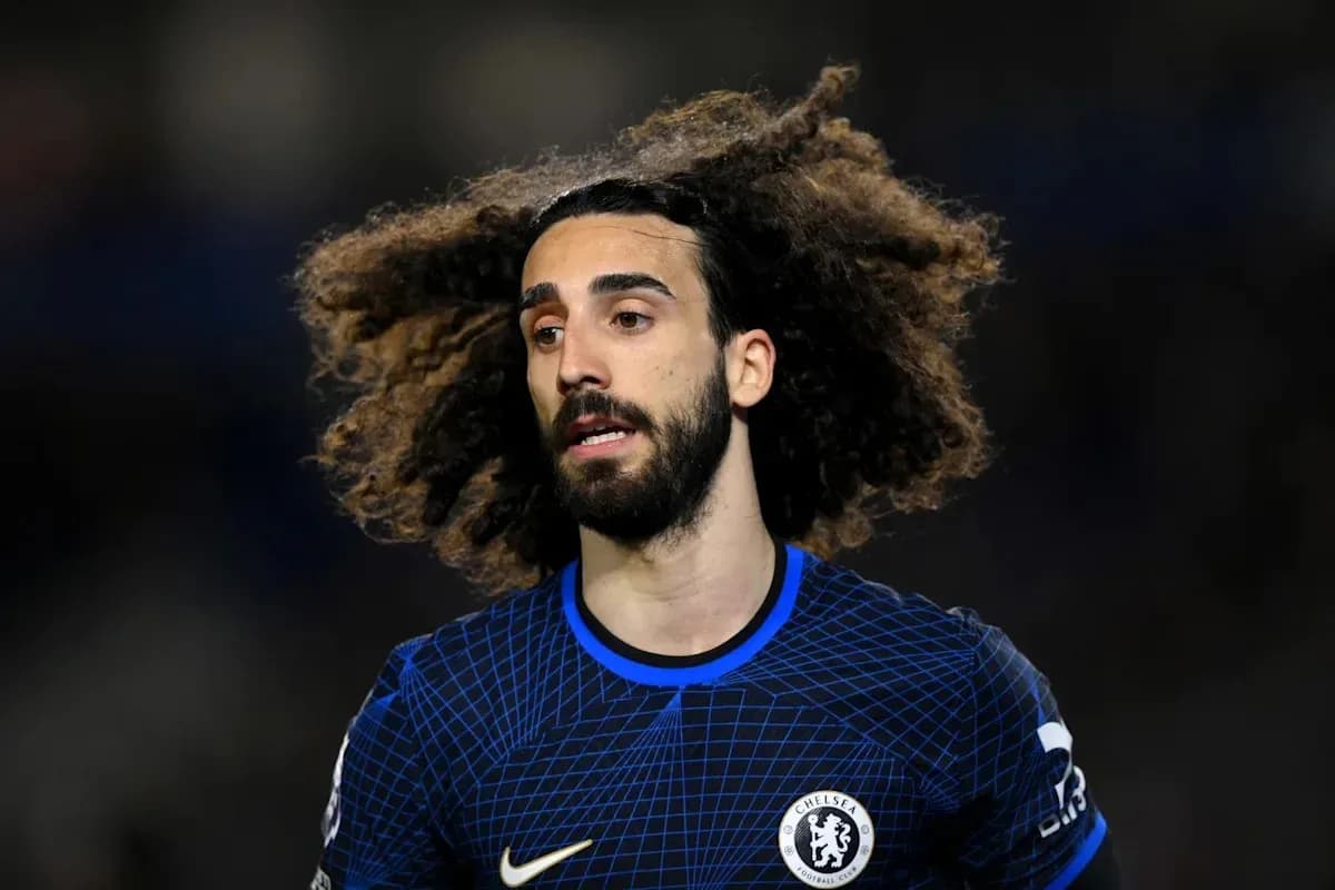 Jugador de Chelsea con cabello rizado durante el partido Jugador de Chelsea con cabello rizado durante el partido