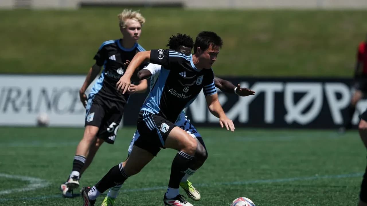 Jugador de Minnesota United II corriendo con el balón Jugador de Minnesota United II corriendo con el balón