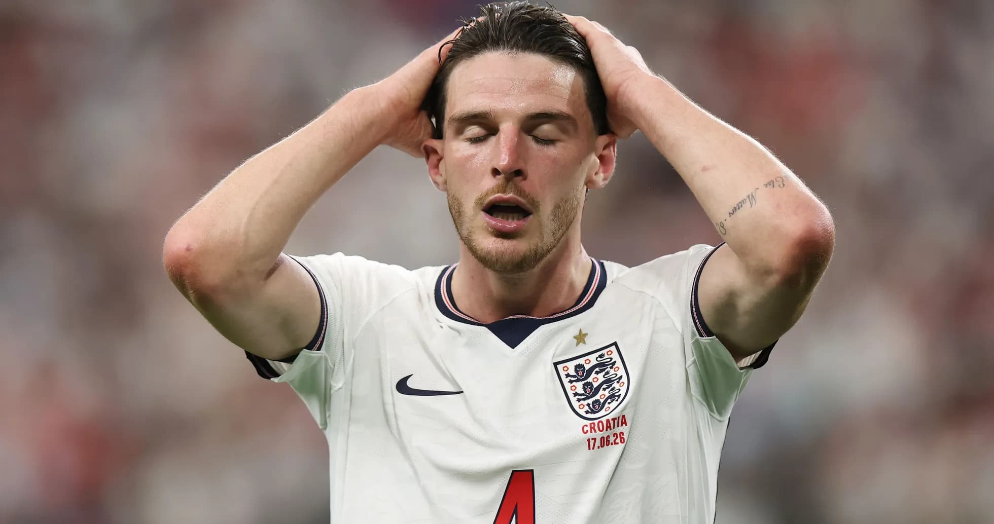 Jugador de Inglaterra con las manos en la cabeza Jugador de Inglaterra con las manos en la cabeza