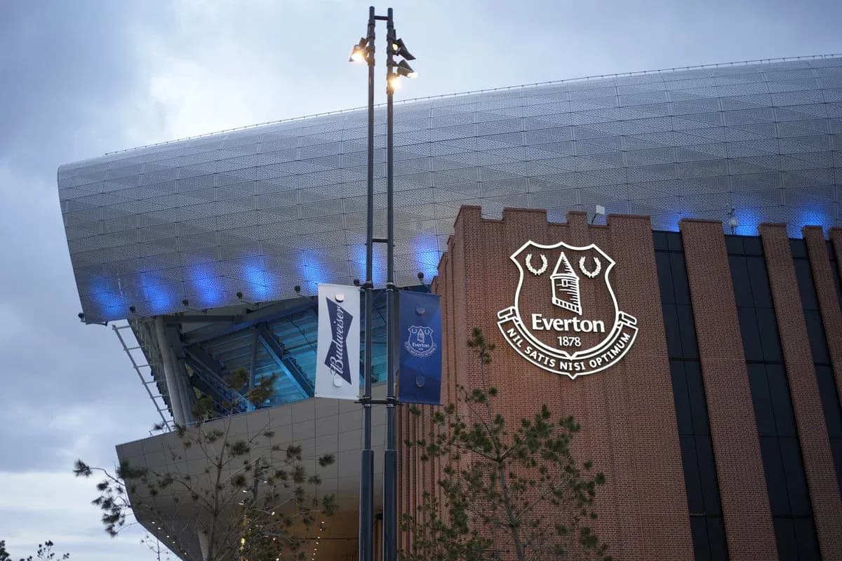 Fachada del estadio de Everton iluminada de noche Fachada del estadio de Everton iluminada de noche