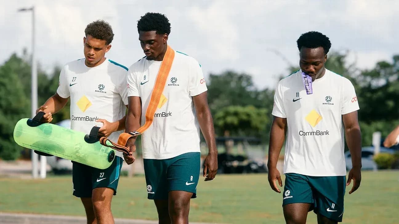 Jugadores de fútbol caminando en sesión de entrenamiento Jugadores de fútbol caminando en sesión de entrenamiento