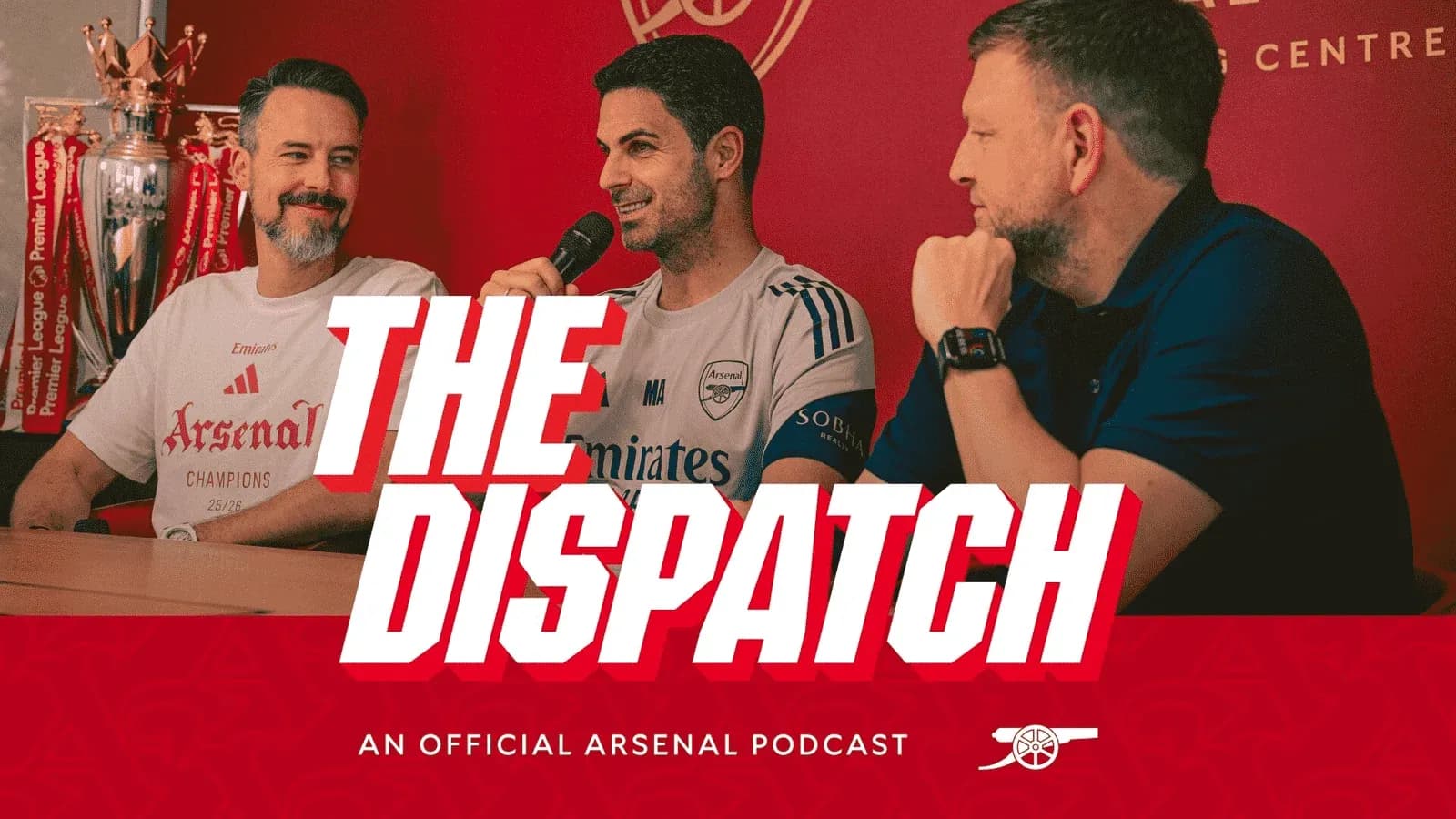 Tres hombres discutiendo en un podcast de Arsenal Tres hombres discutiendo en un podcast de Arsenal