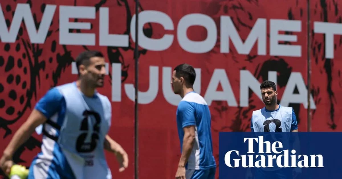 Jugadores entrenando frente a un mural en Tijuana Jugadores entrenando frente a un mural en Tijuana