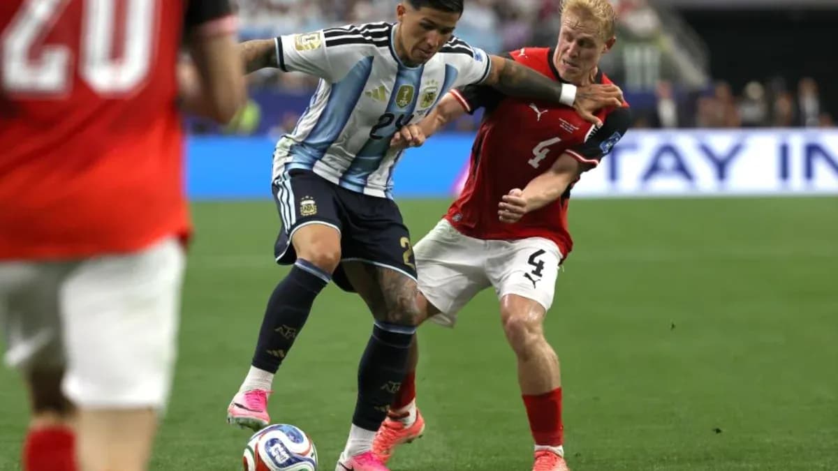 Jugador argentino driblando a defensor austriaco Jugador argentino driblando a defensor austriaco