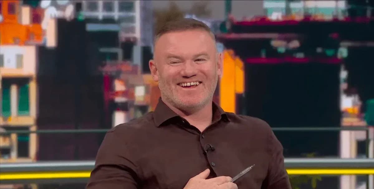Hombre sonriendo en un programa de televisión Hombre sonriendo en un programa de televisión