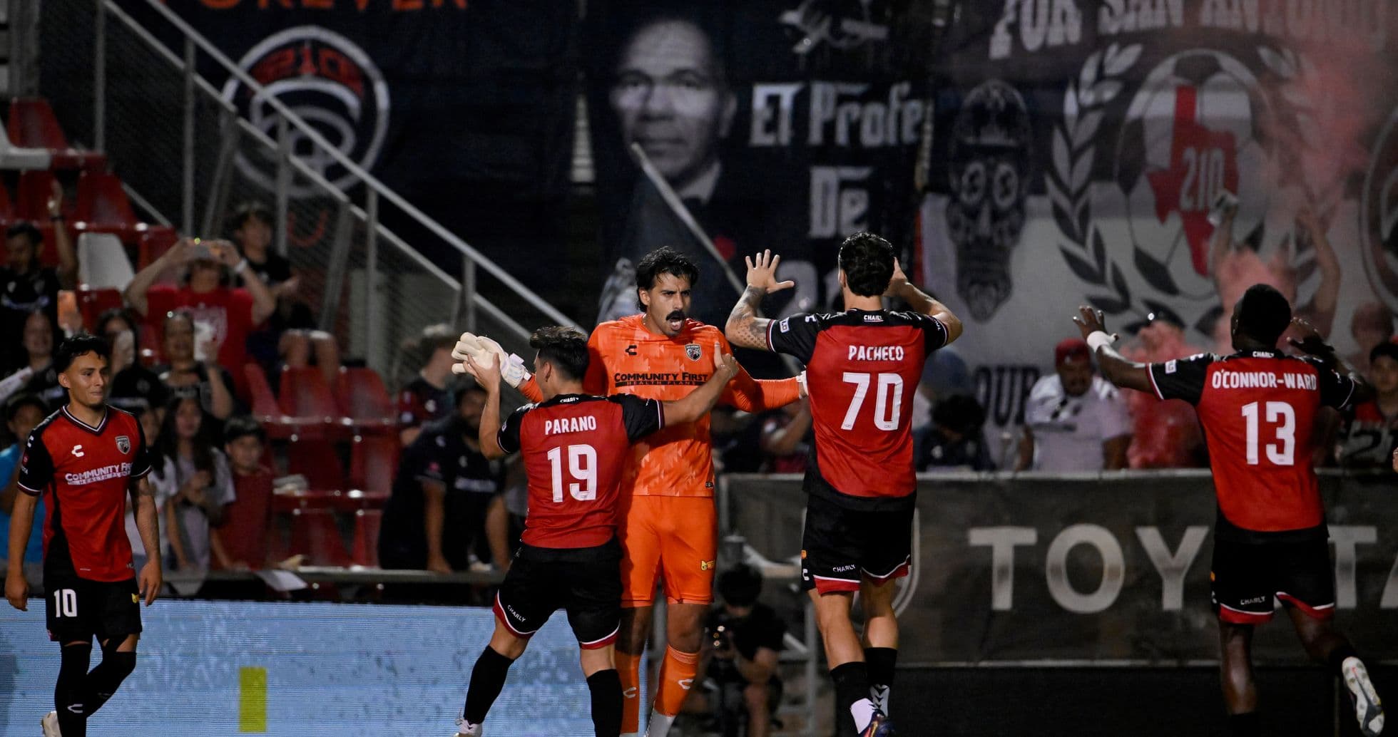 Jugadores celebrando un gol de San Antonio Jugadores celebrando un gol de San Antonio