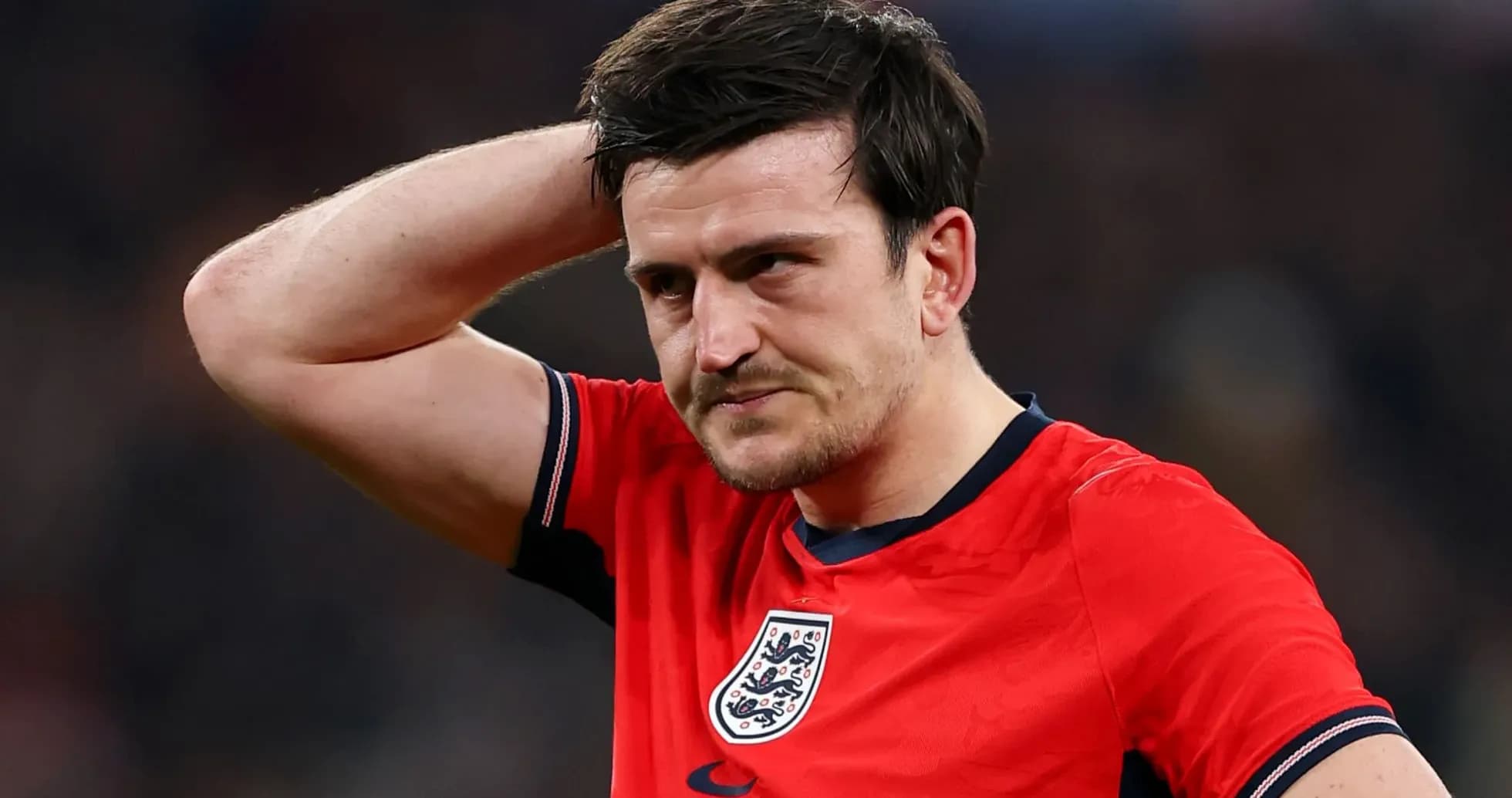 Jugador de Inglaterra con camiseta roja tocándose la cabeza Jugador de Inglaterra con camiseta roja tocándose la cabeza