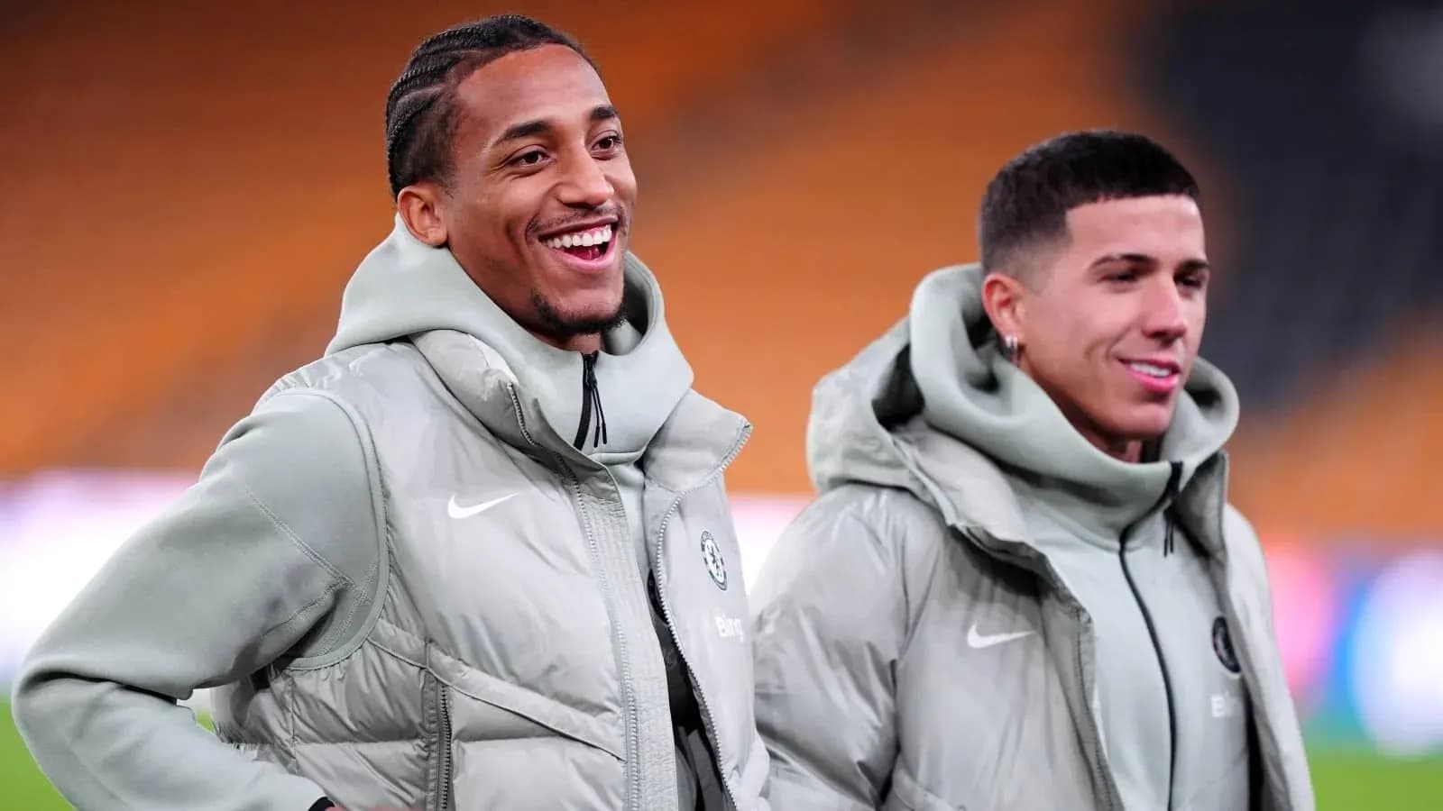 Dos jugadores de Chelsea sonriendo en el campo Dos jugadores de Chelsea sonriendo en el campo