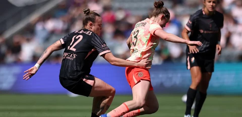 Jugadora de Portland Thorns W driblando a oponente Jugadora de Portland Thorns W driblando a oponente