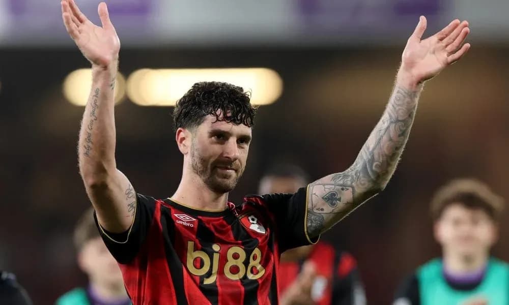 Jugador de Bournemouth saludando a los aficionados Jugador de Bournemouth saludando a los aficionados