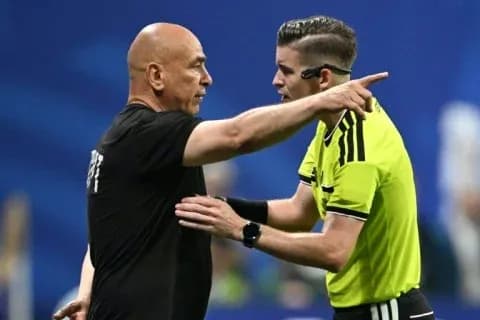 Entrenador discutiendo con el árbitro durante el partido Entrenador discutiendo con el árbitro durante el partido