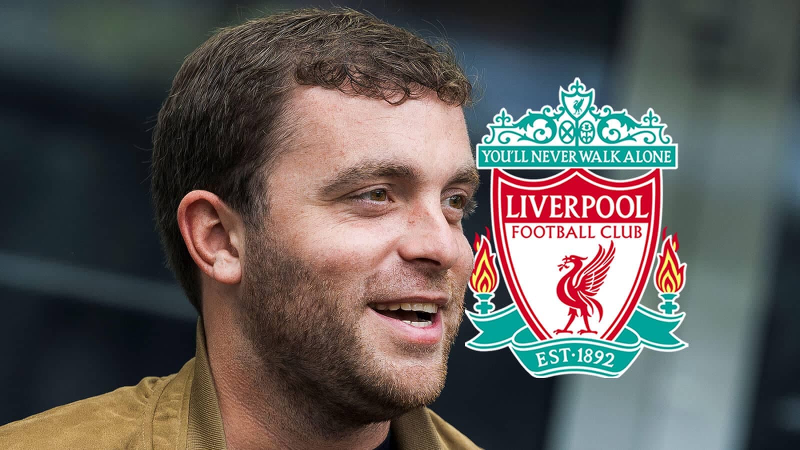 Hombre sonriendo junto al escudo del Liverpool FC Hombre sonriendo junto al escudo del Liverpool FC