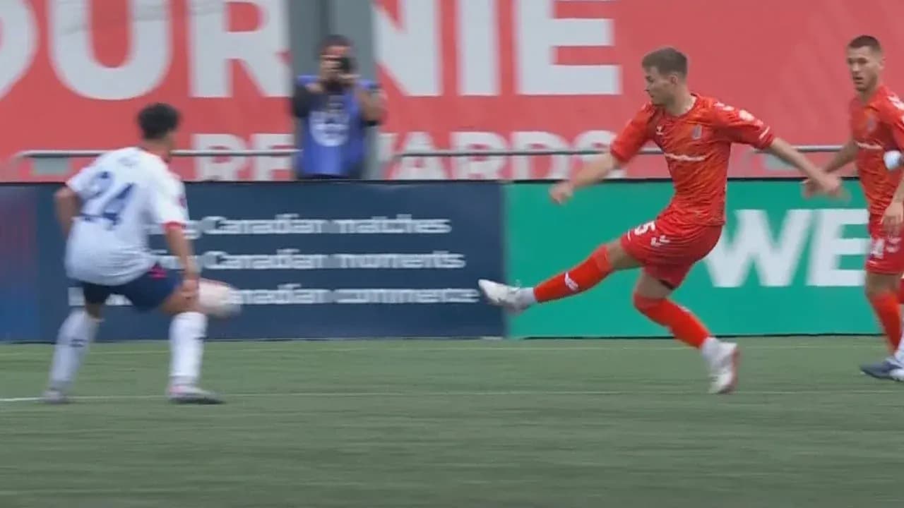 Jugador de Supra du Quebec en acción durante partido Jugador de Supra du Quebec en acción durante partido