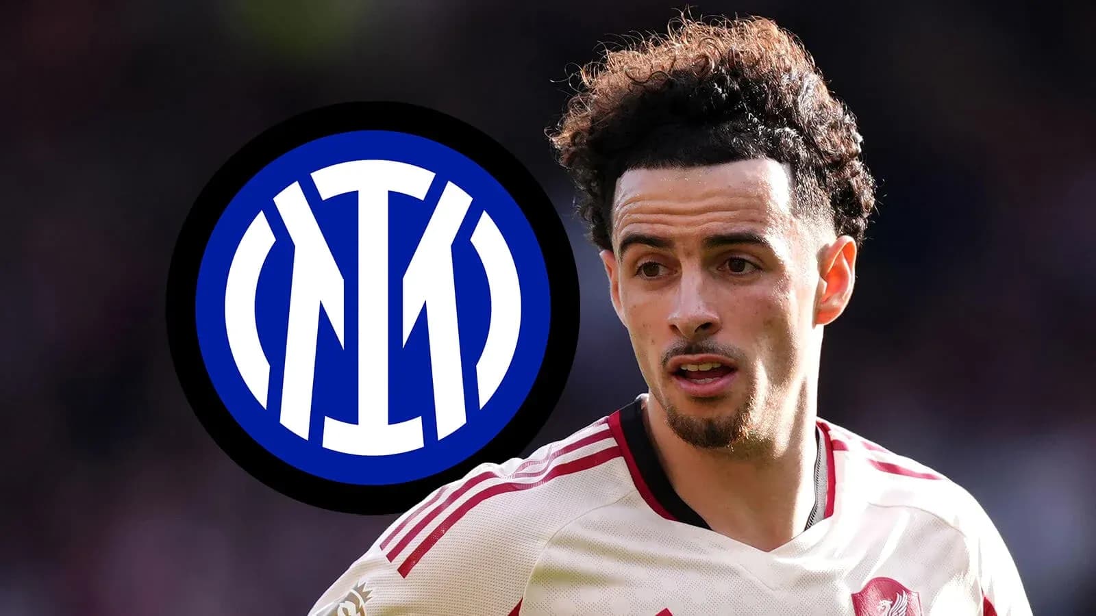 Jugador de fútbol con logo de Inter de fondo Jugador de fútbol con logo de Inter de fondo