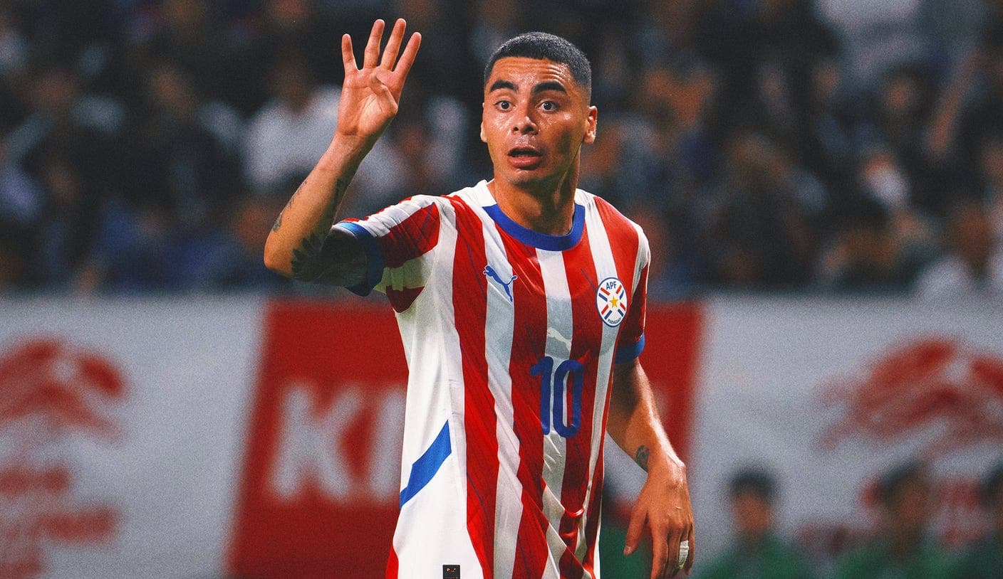 Jugador de Paraguay en partido de fútbol Jugador de Paraguay en partido de fútbol