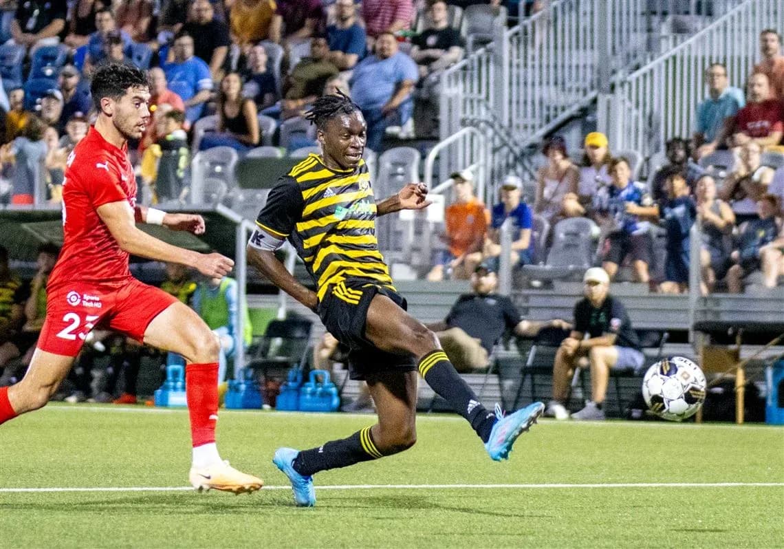 Jugador de Pittsburgh Riverhounds en acción Jugador de Pittsburgh Riverhounds en acción