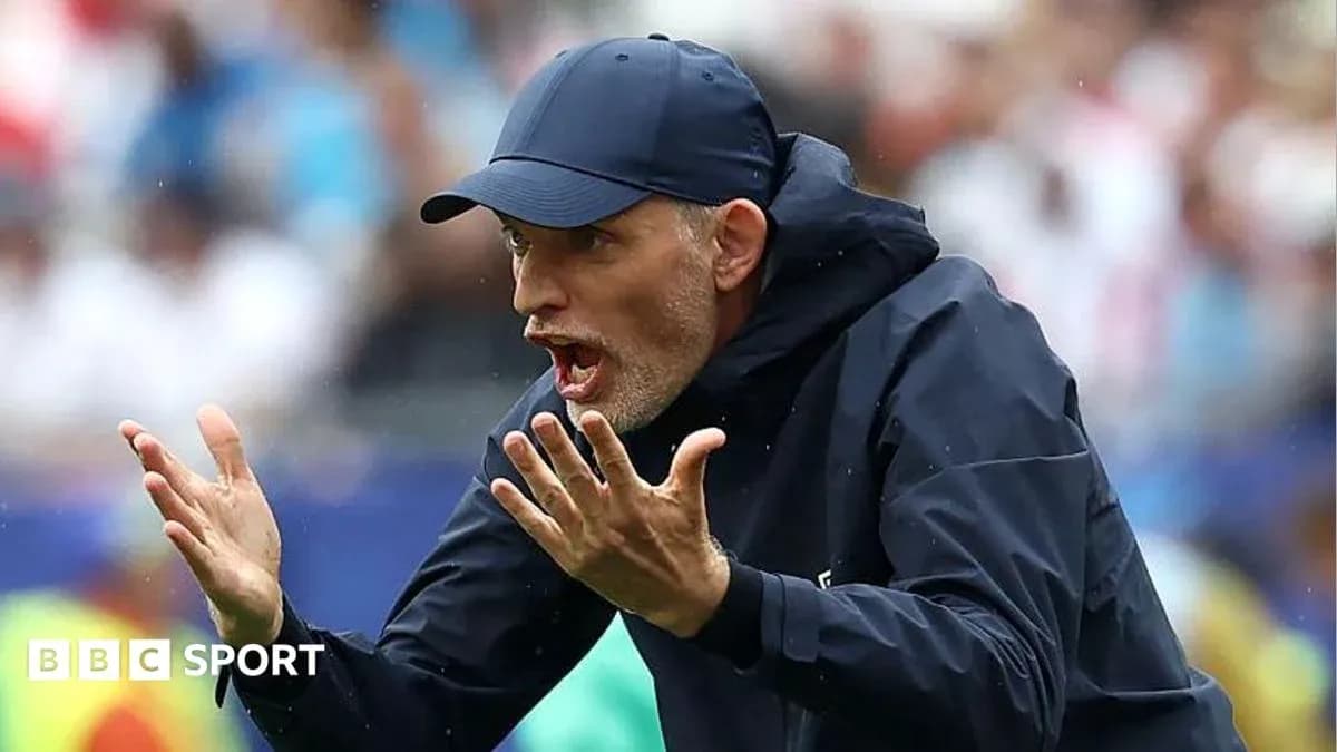 Entrenador dirigiendo a su equipo durante un partido Entrenador dirigiendo a su equipo durante un partido