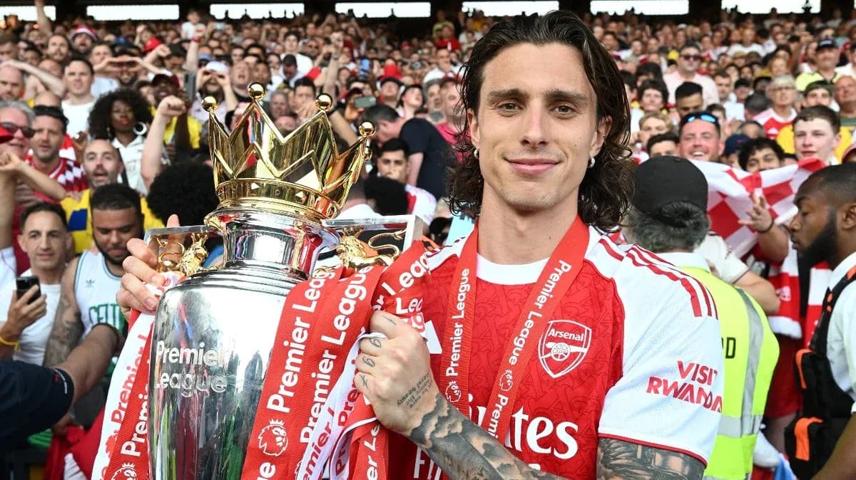 Jugador de Arsenal celebrando con trofeo de Premier League Jugador de Arsenal celebrando con trofeo de Premier League