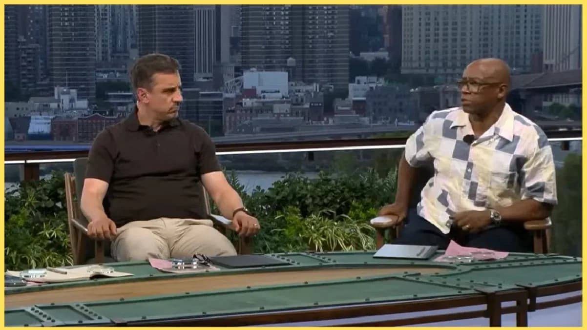 Dos comentaristas sentados en un set de televisión Dos comentaristas sentados en un set de televisión
