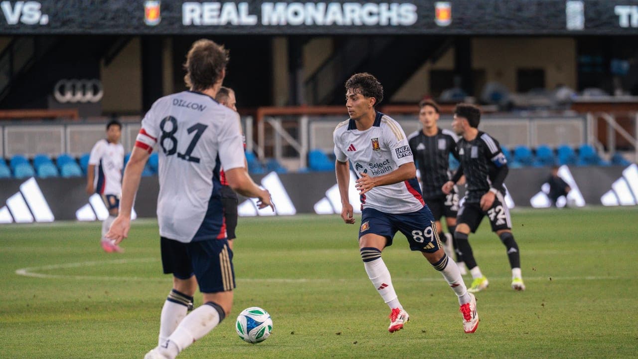 Jugadores de Real Monarchs en acción Jugadores de Real Monarchs en acción